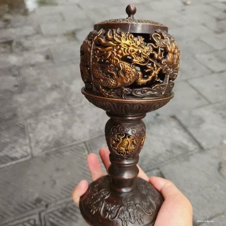 Lư hương cổ mang phong cách cổ điển, tạo điểm nhấn cho không gian