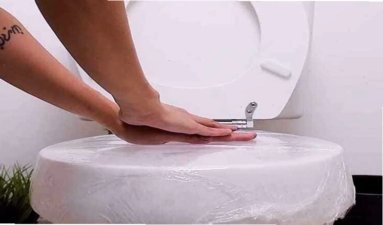 Màng bọc thực phẩm và băng keo tạo áp lực giúp thông bồn cầu