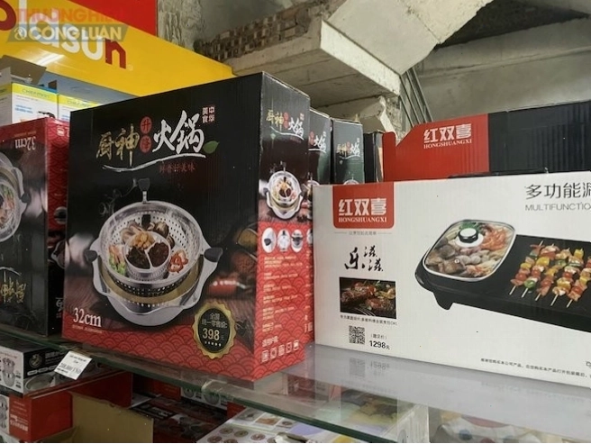 Mặt hàng bếp, nồi tại đây cũng toàn chữ nước ngoài, không có tem, nhãn