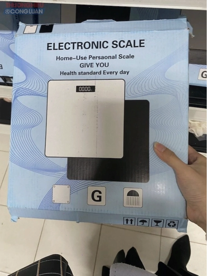 Mặt hàng này là cân. Cũng giống như nhiều sản phẩm khác tại đây, PV cũng không tìm thấy tem nhãn phụ Tiếng Việt theo quy định, nguồn gốc xuất xứ của mặt hàng này.
