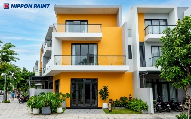Mặt tiền nhà phố sơn màu Mountain Marigold (27B - 4D) tạo vẻ đẹp trẻ trung, tươi sáng