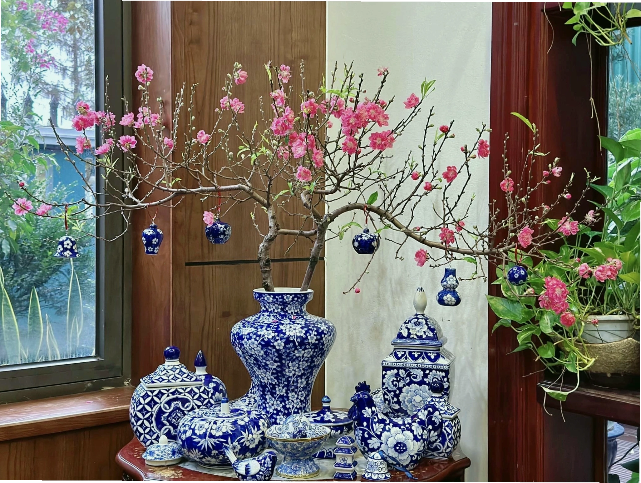 Mẫu cắm hoa đào dáng phượng đầy ấn tượng