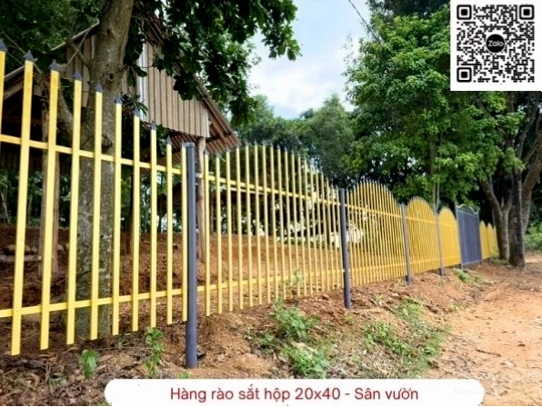 Mẫu hàng rào sắt hộp 20x40cm tại công trình sân vườn ở Đồng Nai