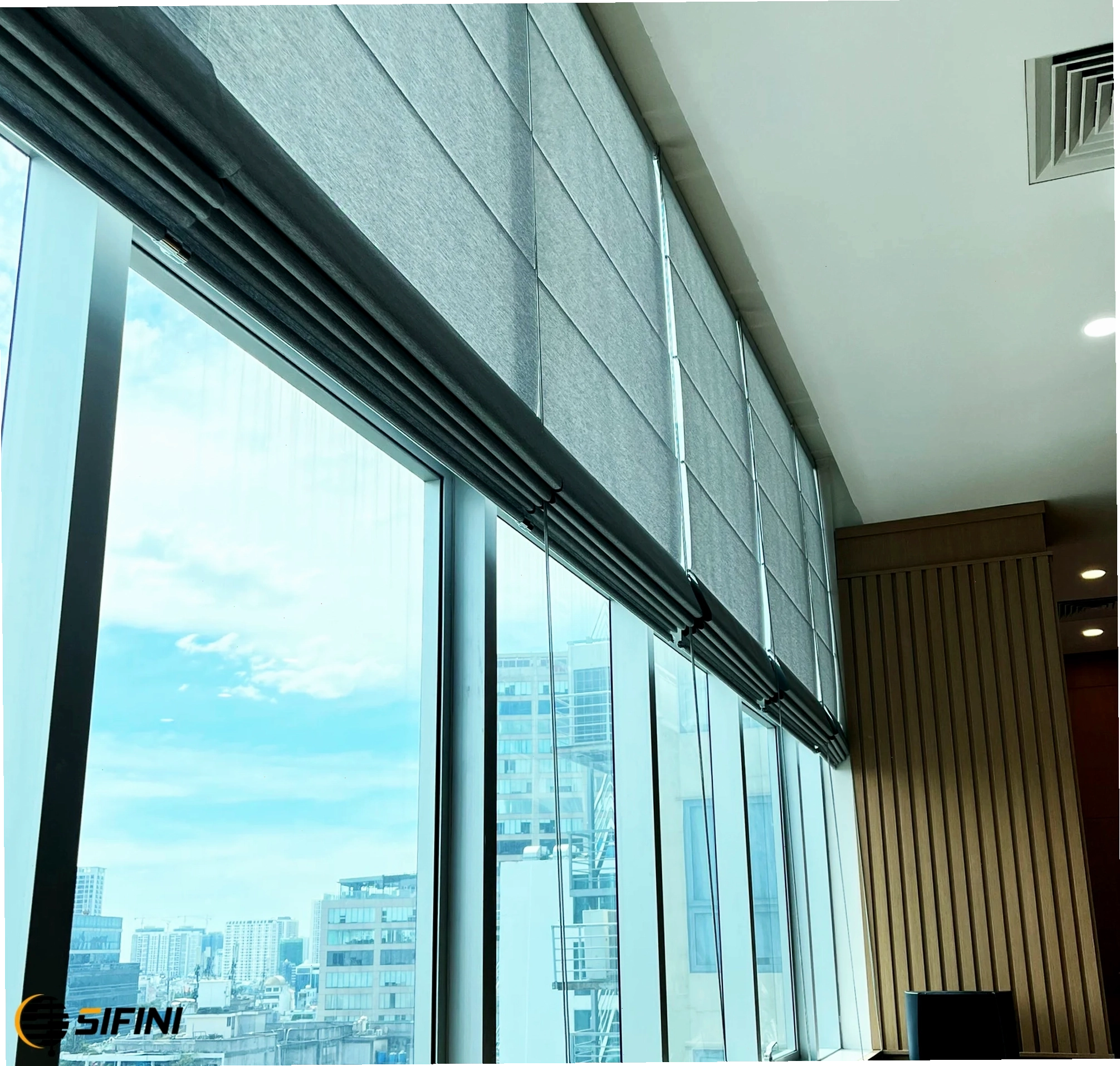 Mẫu rèm Roman màu xám trung tính, dễ dàng phối hợp nội thất