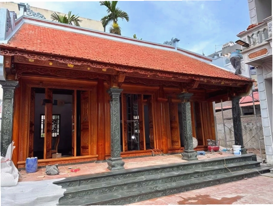 Mẫu thiết kế nhà gỗ 3 gian 8 cột, thể hiện sự bề thế và uy nghiêm