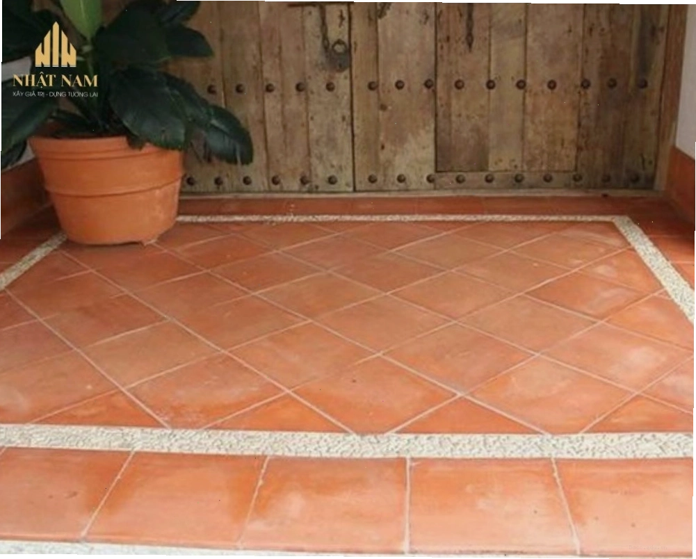 Mẫu thiết kế sân vườn sử dụng gạch đỏ lát sân