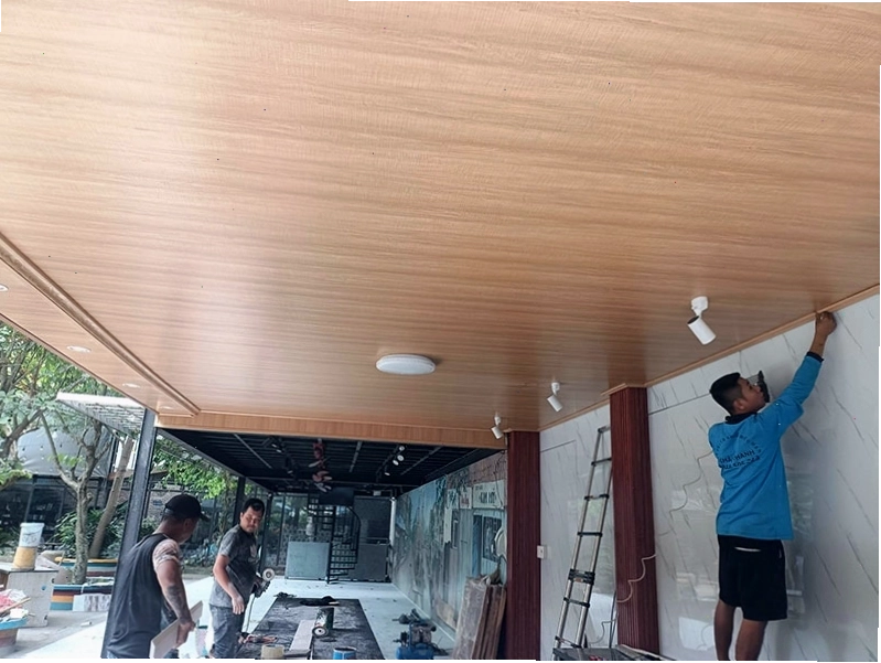Mẫu trần nhựa nano ban công sau khi lắp đặt hoàn thiện, chống chịu tốt với thời tiết