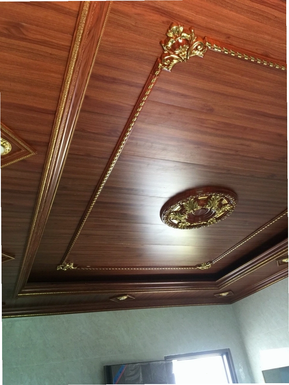 Mẫu trần nhựa phòng khách với thiết kế phẳng, dễ dàng vệ sinh và bảo trì