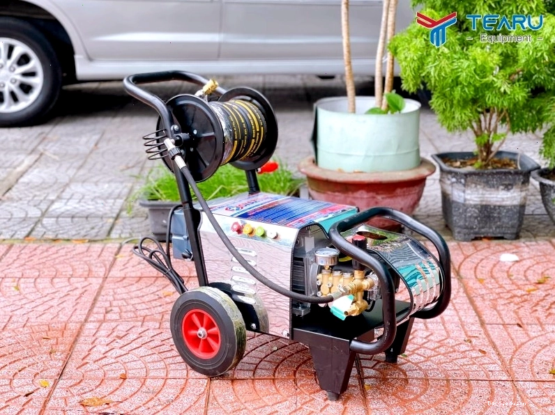 Máy rửa xe cao áp 3.7kw Okazune OK2610VN với hiệu suất làm việc cao