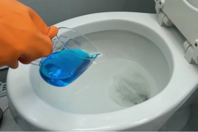 Minh họa cách dùng dung dịch thông tắc bể phốt