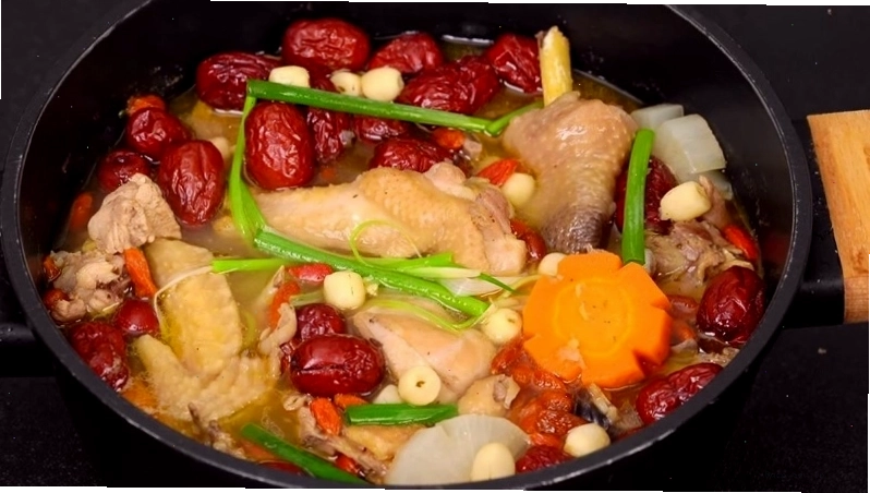 Món gà hầm kỷ tử, táo đỏ, hạt sen bổ dưỡng