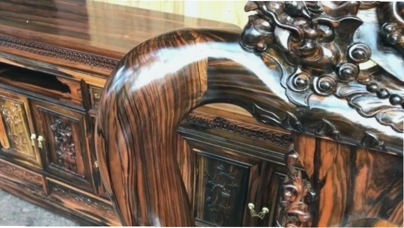 Một mẫu gỗ cẩm lai có màu đen huyền bí