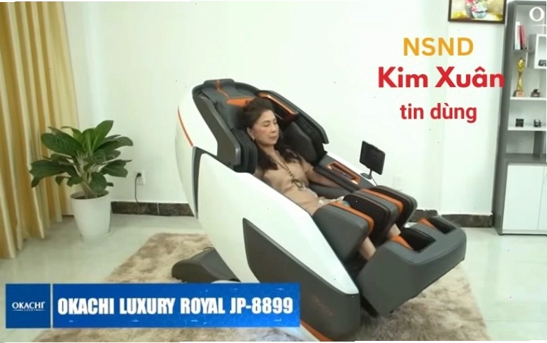 Nghệ sĩ nhân dân Kim Xuân trải nghiệm ghế massage Okachi Luxury Royal JP 8899.