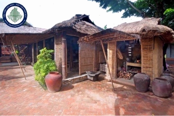 Ngôi nhà tranh mộc mạc với mái lá xanh mát, hòa mình vào không gian thiên nhiên