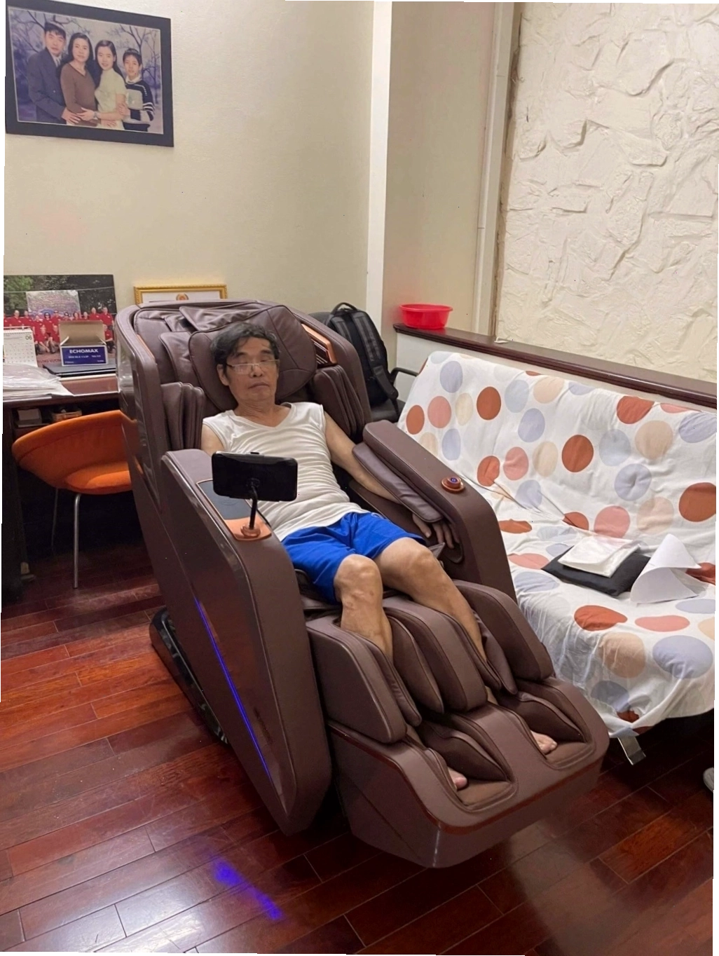 Người cao tuổi nên ưu tiên ghế massage trị liệu để giảm đau mỏi xương khớp hiệu quả.