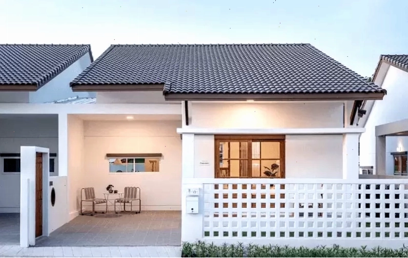 Nhà cấp 4 mái ngói có sử dụng tấm thạch cao đơn giản và ấm cúng