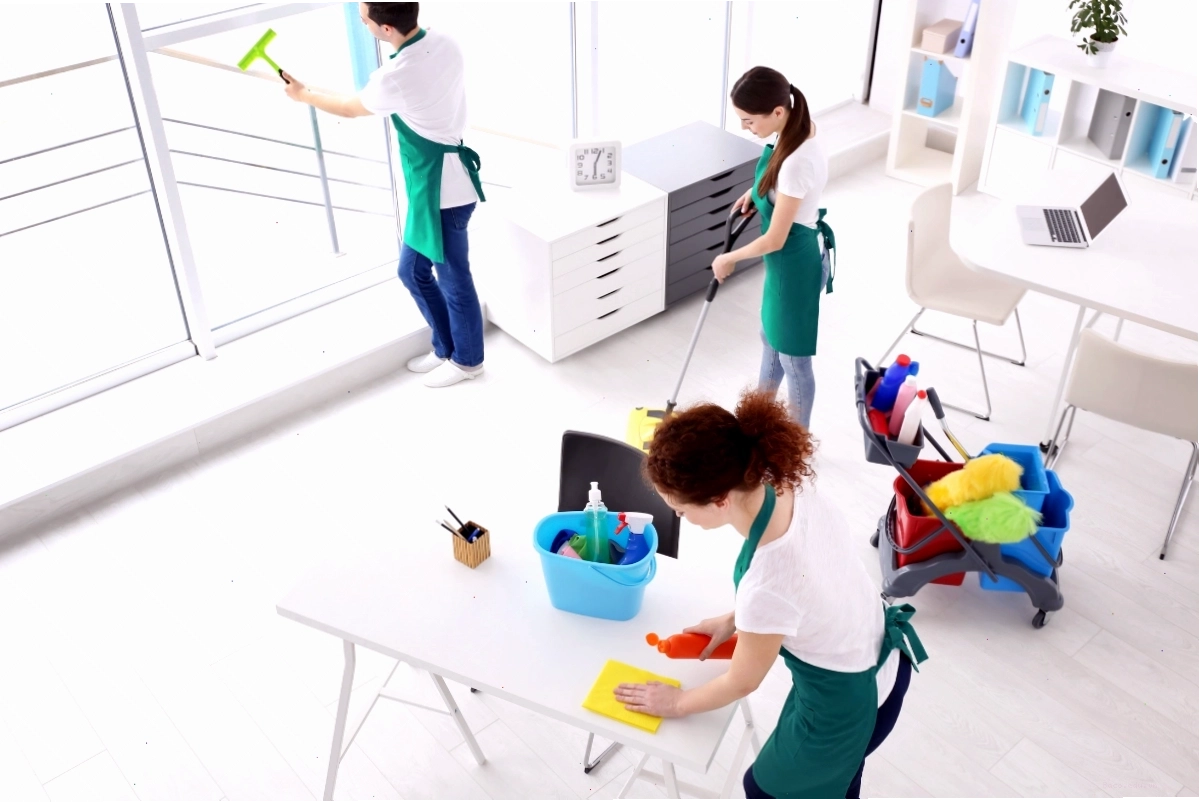 Nhân viên đang lau dọn sàn nhà