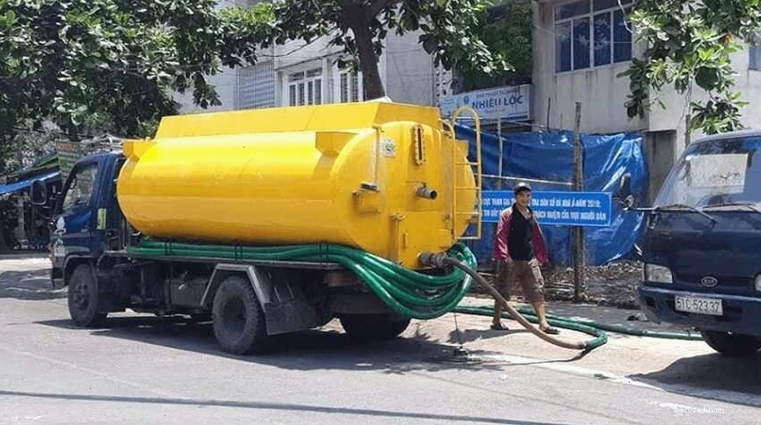 Nhân viên kỹ thuật đang kiểm tra hệ thống hầm cầu tại Quận 2