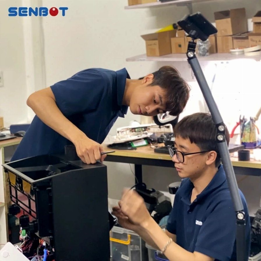 Nhân viên Senbot tư vấn dịch vụ sửa robot hút bụi
