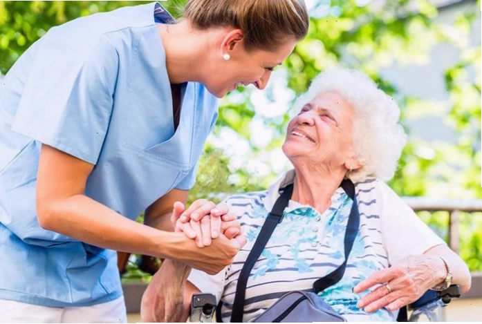Nhu cầu tìm người giúp việc chăm sóc người già ngày càng tăng cao