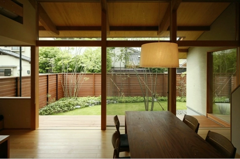 Nội thất nhà truyền thống Nhật Bản với chiếu Tatami và đồ gỗ mộc mạc