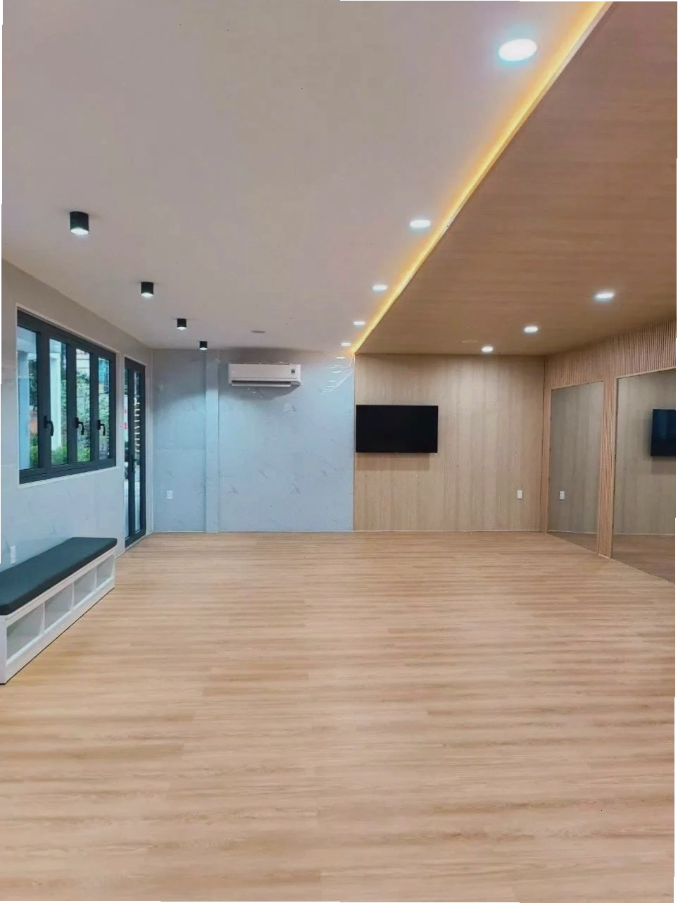 Ốp tường ốp trần nano kết hợp sàn hèm khóa giả gỗ tạo không gian đồng bộ