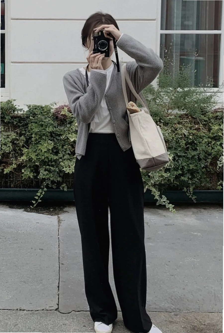 Phối áo xám lông chuột với quần jogger