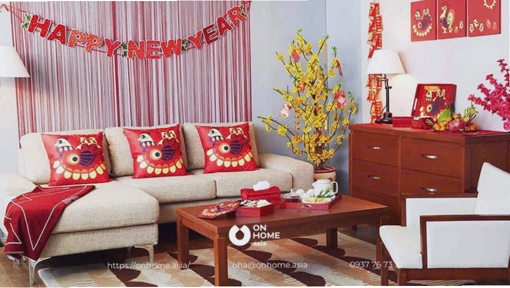 Phòng khách trang trí bàn thờ ngày Tết với gam màu đỏ