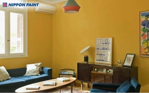 Phòng khách vàng nâu phối hợp ánh sáng tự nhiên mang lại cảm giác thư giãn