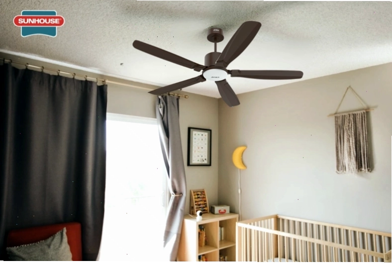 Quạt trần SUNHOUSE 5 cánh APF7682B nổi bật với thiết kế 5 cánh bầu, tông màu nâu cá tính và sang trọng