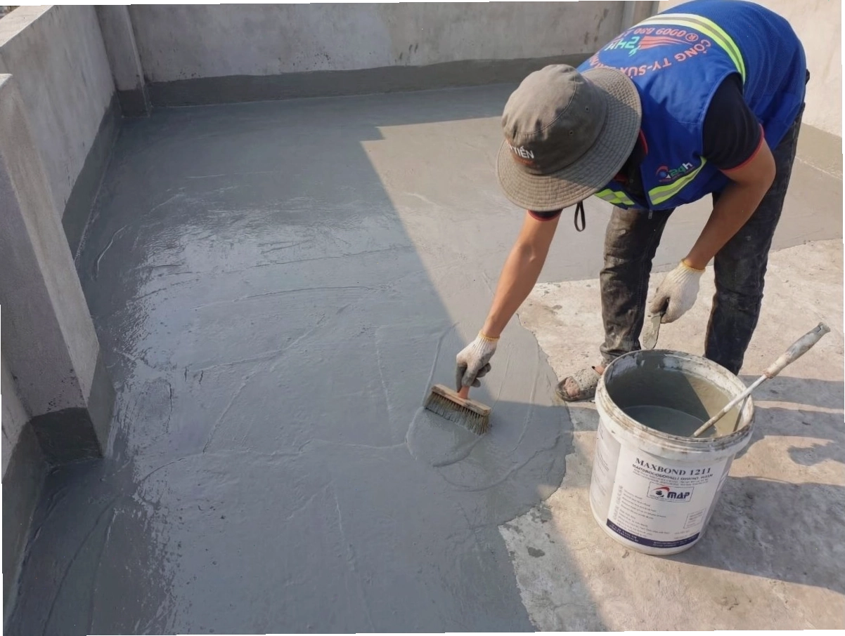 Quét hóa chất chống thấm Maxbond 1211 lên bề mặt sân thượng