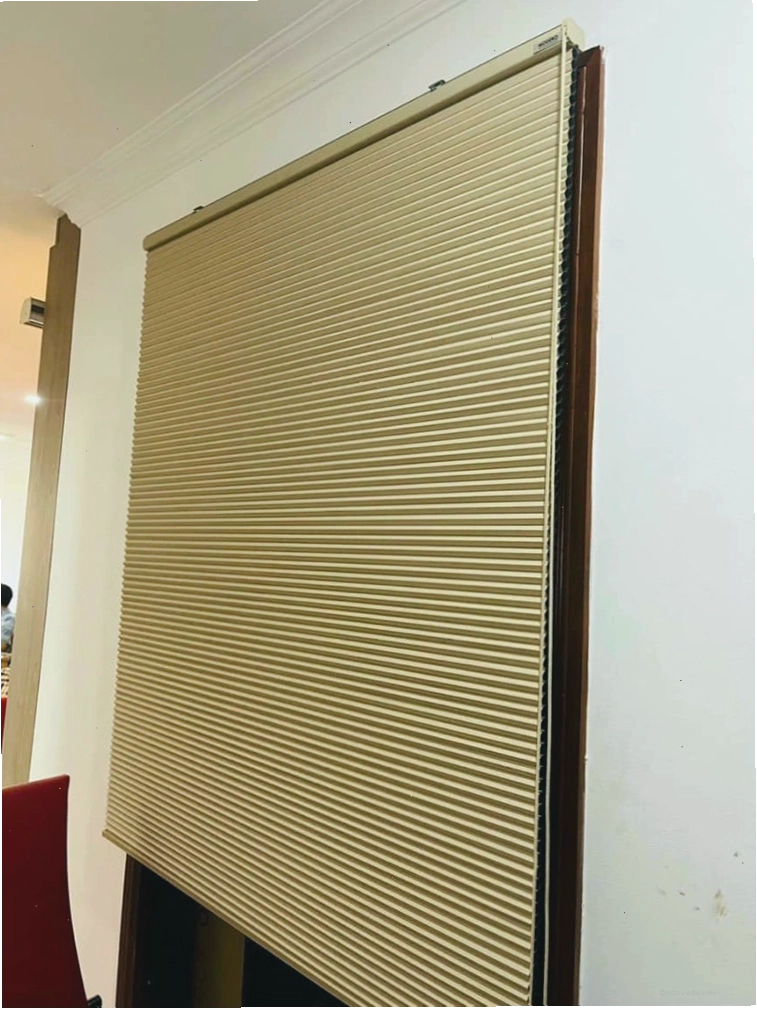 Rèm tổ ong kéo dây cuốn lên kiểu Hàn Quốc lắp đặt cho cửa sổ