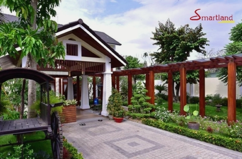 Sân vườn với cây cảnh bonsai được bố trí tinh tế, nghệ thuật