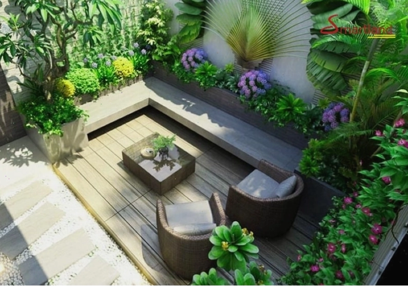 Sân vườn với lối đi uốn lượn, hai bên trồng nhiều loại cây xanh và hoa rực rỡ
