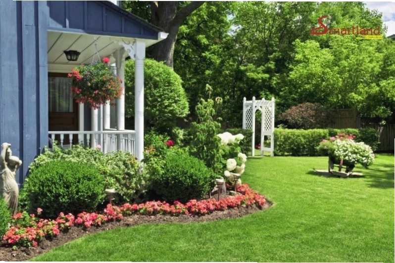 Sân vườn với sự kết hợp của cây xanh, hoa và các yếu tố trang trí độc đáo