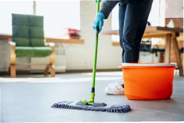 Sắp xếp đồ đạc gọn gàng trước khi tiến hành vệ sinh nhà ở