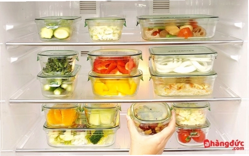 Sau khi vệ sinh, bạn mang đồ ăn bỏ lại vào trong tủ