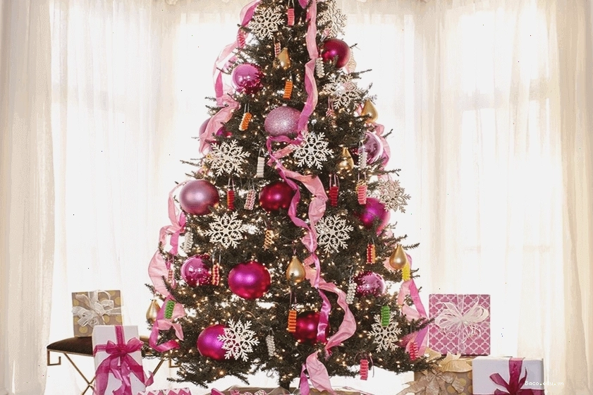 Sử dụng quả châu để trang trí cây thông noel