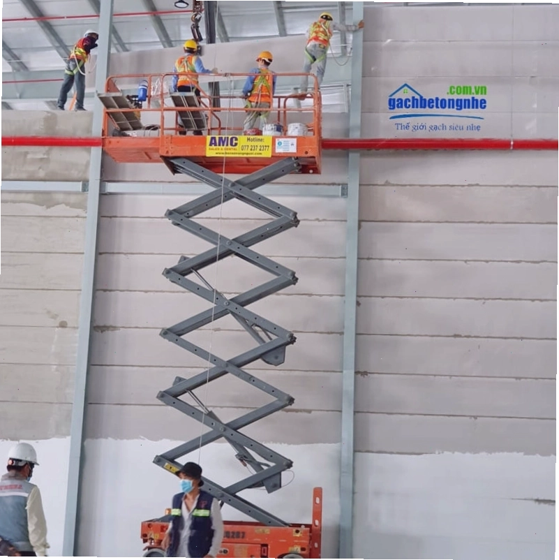 Sử dụng xe nâng để lắp ghép tấm bê tông khí chưng áp trong quá trình thi công nhà xưởng.