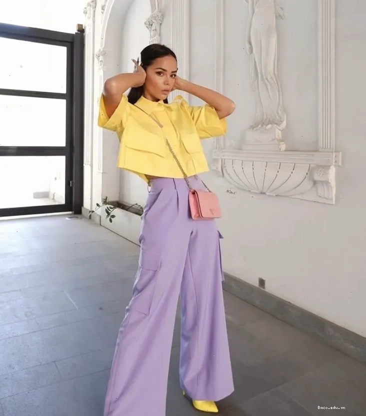 Sự kết hợp màu tím pastel với vàng tạo nên bộ outfit thật lạ mắt