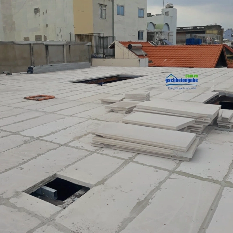 Tấm bê tông nhẹ dày 100mm với 2 lớp cốt thép gia cường dùng cho sàn nhà chịu lực.