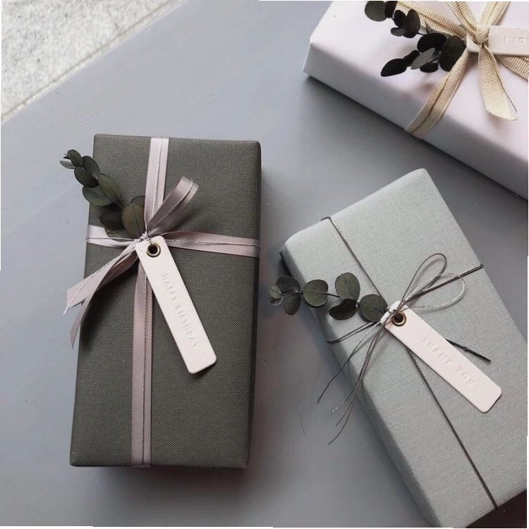 Tận dụng giấy gói còn lại để tạo hình món quà lịch lãm