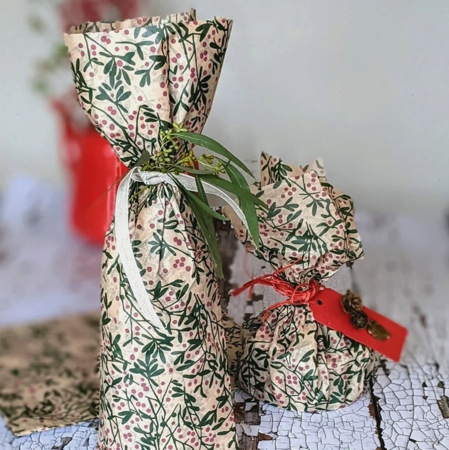 Tạo hình món quà như một bó hoa tươi thắm
