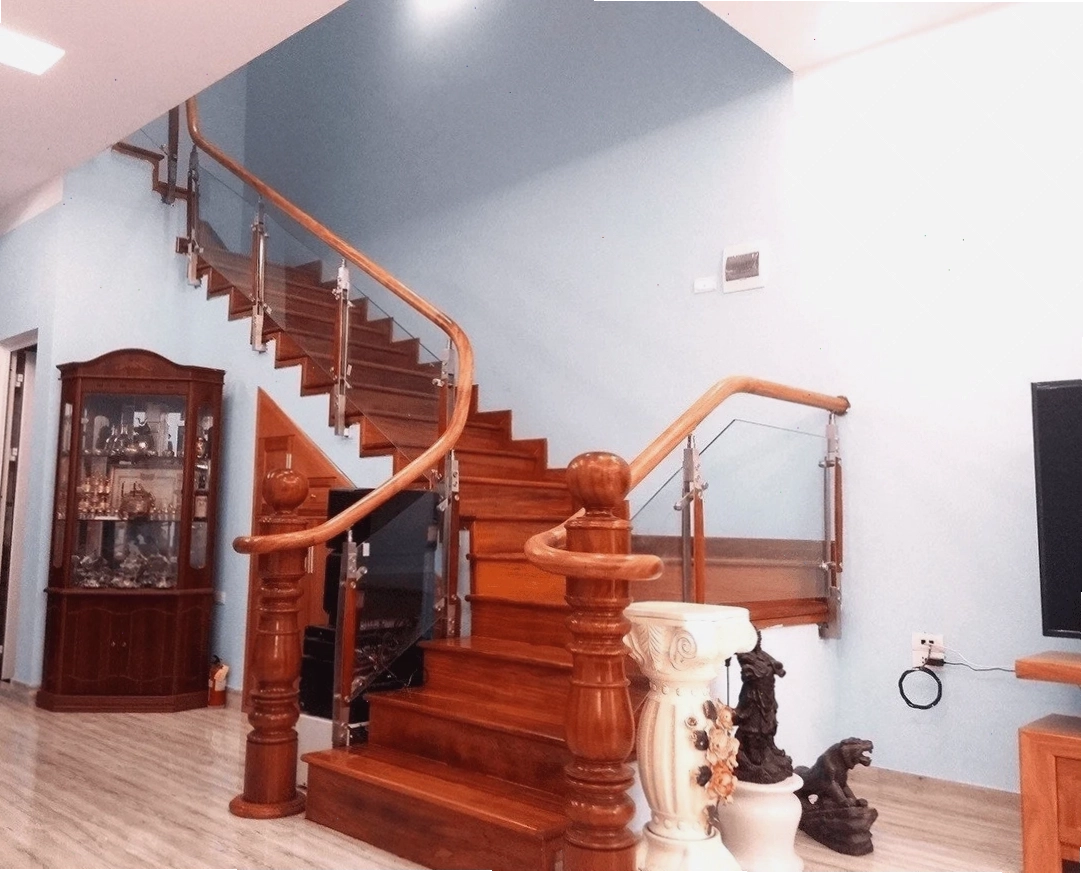 Tay vịn cầu thang gỗ với bề mặt nhẵn bóng, mang lại cảm giác dễ chịu khi tiếp xúc