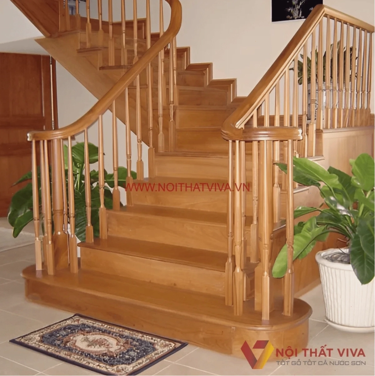 Tay vịn cầu thang sắt với hoa văn mỹ thuật, mang phong cách cổ điển sang trọng