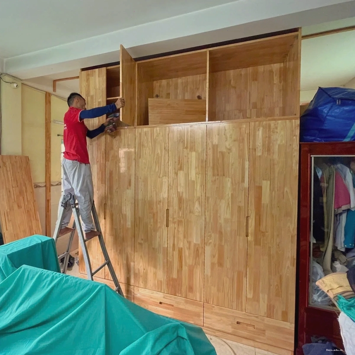 Tháo các bộ phận của tủ gỗ