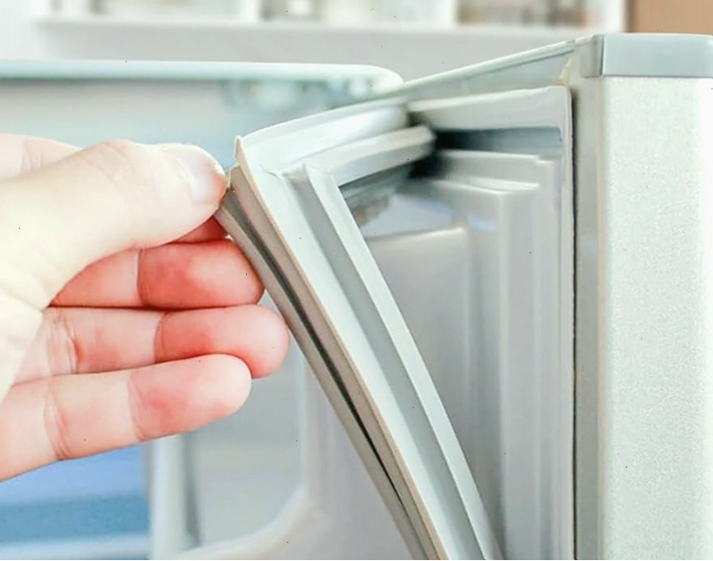 Tháo gioăng cũ khỏi cửa tủ lạnh