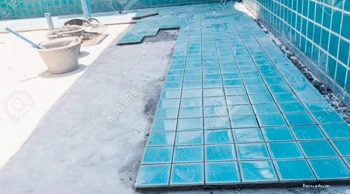 Thi công keo dán gạch mosaic hồ bơi