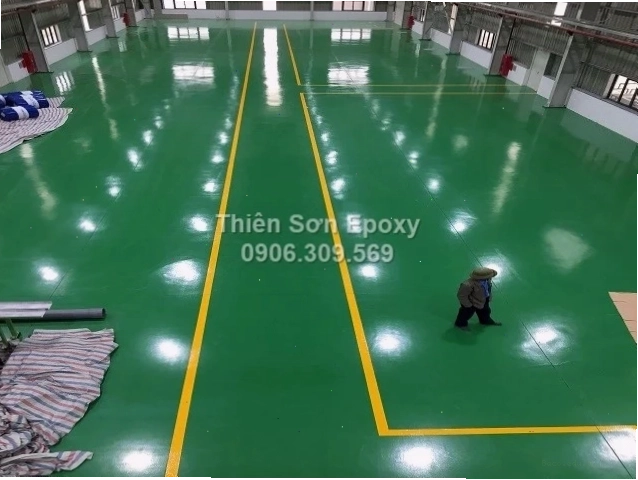 Thi công sơn epoxy kẻ vạch đường line màu vàng trên sàn nhà xưởng