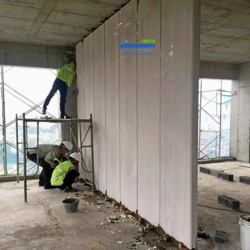 Thi công vách ngăn nhà cao tầng bằng tấm bê tông nhẹ lắp ghép theo phương thẳng đứng.